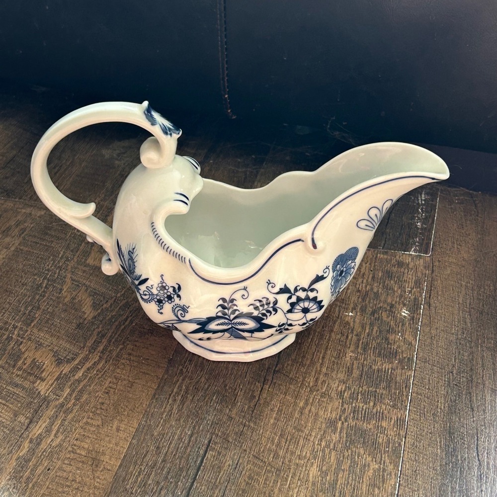 Blue Danube Blue Onion Japan Large Gravy Boat Porcelain Scalloped